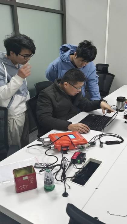 公司师生赴企业现场调试设备